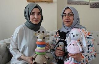 Torunu kanserojen oyuncak tutmasın diye ördü, şimdi...
