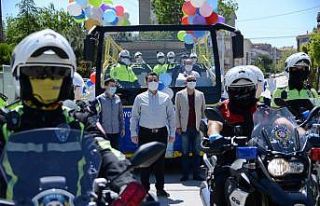 Trafik polisleri çocukları sevindirdi