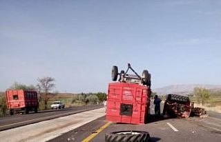 Traktörle kamyon çarpıştı: 3 yaralı