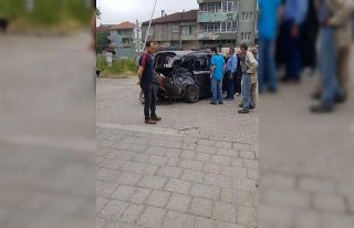 Trenin çarptığı araç hurdaya döndü, sürücü...