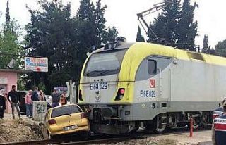 Trenin çarptığı otomobilin sürücüsü yaralandı