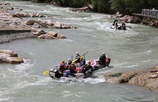 Tunceli’de rafting sezonunu, Vali Sonel açtı