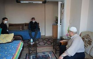 Üç aylık emekli maaşını kampanyaya bağışladı