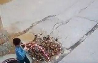 Uçurtma uçuran çocuk üstü açık bırakılan...