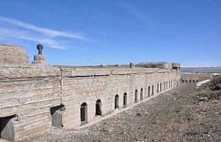 Üzerindeki dinleme borusuyla düşman püskürtülüyordu