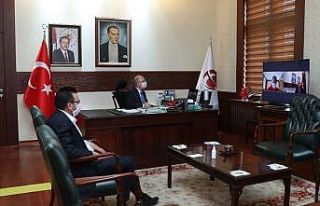 Vali Çakacak sağlıçılarla video konferans görüşmesi...
