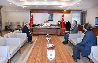 Vali Demirtaş, kuaför ve berber odalarının başkanlarıyla...