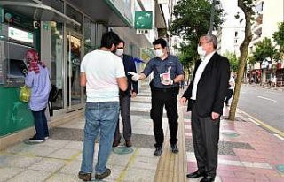 Vali Deniz, maskesiz gezmenin yasaklandığı caddede...