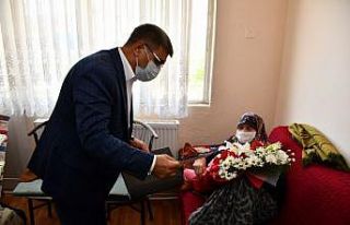 Vali Gürel, asırlık Zöhre ninenin Anneler Günü’nü...