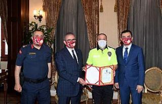 Vali Karaloğlu Trafik Haftasını başarı belgesiyle...