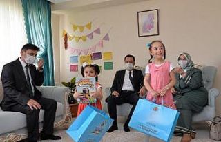 Vali Şentürk, koruyucu aileyi ziyaret etti