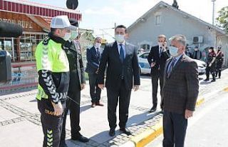 Vali Yazıcı’dan araç sürücülerine maske
