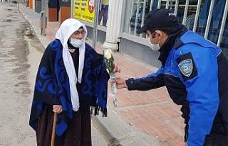Van polisinden 65 yaş ve üzeri annelere çiçek