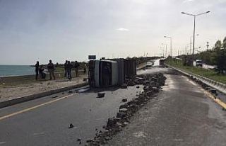 Van’da briket yüklü kamyonet devrildi: 1 yaralı