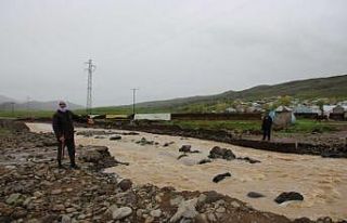 Varto’da yağmur sele neden oldu
