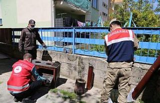 Vefa ekibi, Emine ninenin sobasını kaldırıp temizledi