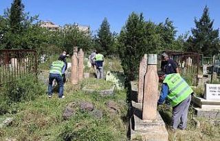 Viranşehir’de bayram öncesi mezarlık temizliği