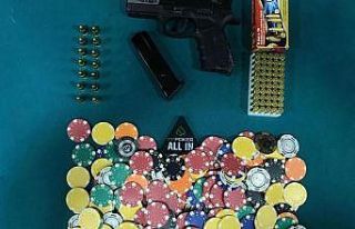 Virüs salgınına rağmen kumar masasında yakalanan...