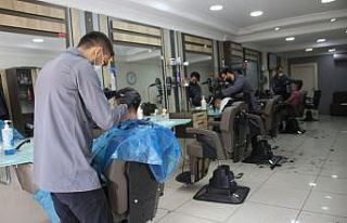 Virüs testi negatif çıkan kuaför esnafı faaliyetlerini...