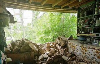 Yabancı uyruklu ailenin kaldığı evin duvarı yıkıldı