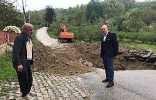 Yağışlar yolu çökertti, ekipler hemen müdahale...