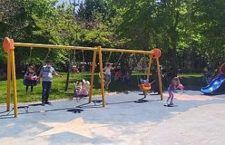 Yaklaşık iki aydır evden çıkmayan çocuklar parklara...
