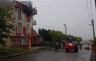 Yangından kaçarak çatıya sığınan 5 kişiyi...