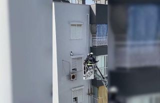 Yaramaz kedinin düştüğü yeri görenler hayrete...