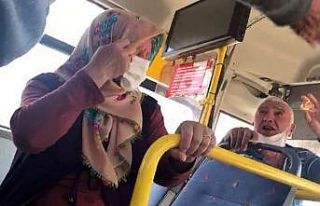 Yaşlı çifti otobüsten indirmek için dil döktü