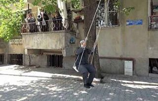 Yaşlı kardeşler salıncakta çocuklar gibi eğlendi
