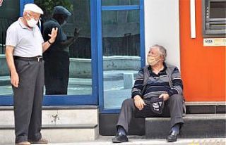 Yaşlı vatandaşları bu kez sıcak vurdu