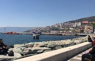 Yaşlılar müzik eşliğinde sahilin keyfini çıkardı