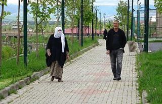 Yaşlılar parklarda soluklandı