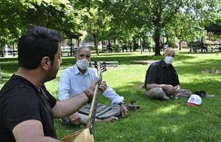 Yaşlılara sazlı sözlü moral