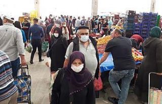 Yaşlılarda pazara akın edince sosyal mesafe hiçe...