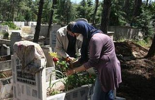 Yaşlısı genci gülünü alarak mezarlığa annesine...