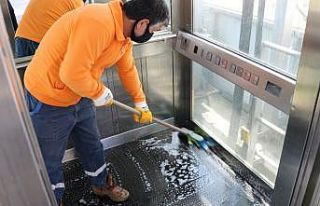 Yaya üst geçit asansörleri temiz tutuluyor