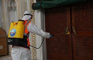 Yeniden ibadete açılacak camiler dezenfekte ediliyor