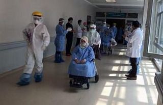 Yoğun bakımdaki 3 hasta alkışlarla servise alındı