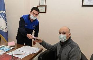 Yolda bulduğu parayı zabıtaya teslim etti