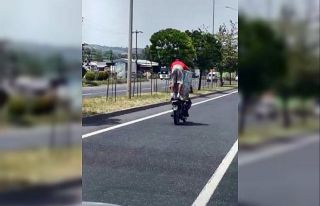 Yolda bunu gören şoke oldu: Motosikletle dev varil...