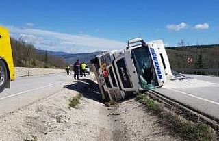 Yoldan çıkan tır devrildi