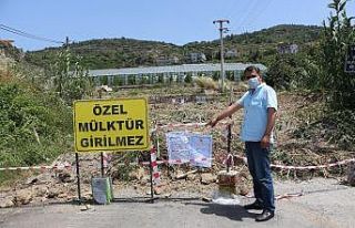 Yolu kapatıp, tapu senedini tel örgüye astı