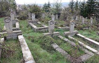 Yozgat’ta ay yıldız işli, isimsiz taş mezarlar...
