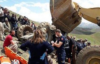 Yüksekova’da traktör devrildi: Sürücü 2 saat...