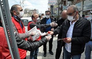 Yüksekova’da ücretsiz dağıtılan maske ve dezenfektan...