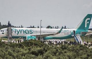 Yurt dışından gelen yolculara apronda tek sıralı...