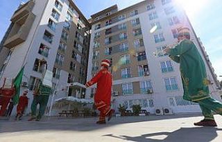 Yurtta karantina süresi tamamlananlar Mehter Marşı...