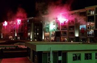 Yüzlerce kişi aynı anda balkonda spor yaptı