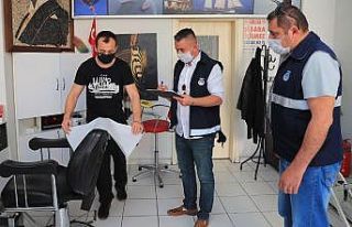 Zabıta ekipleri pazarda maske denetimi yaptı